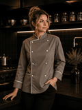 chaqueta en gris acero con vivos y botones blancos